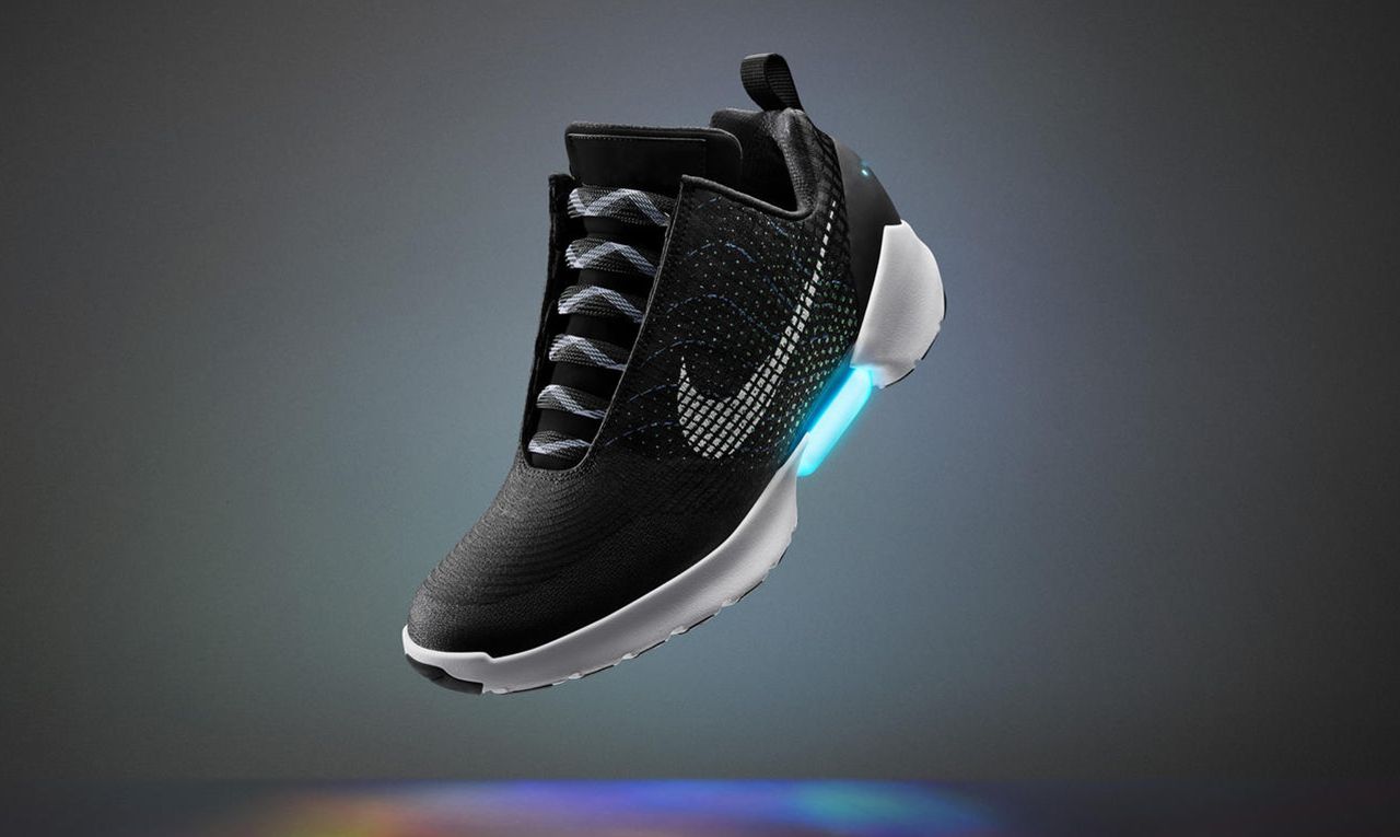 Ya están aquí las HyperAdapt 1.0: las zapatillas de Nike que se atan solas