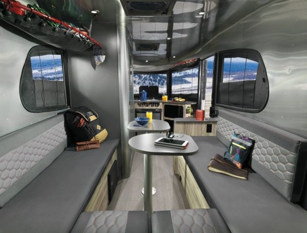 interior-de-la-caravana-airstream-basecamp