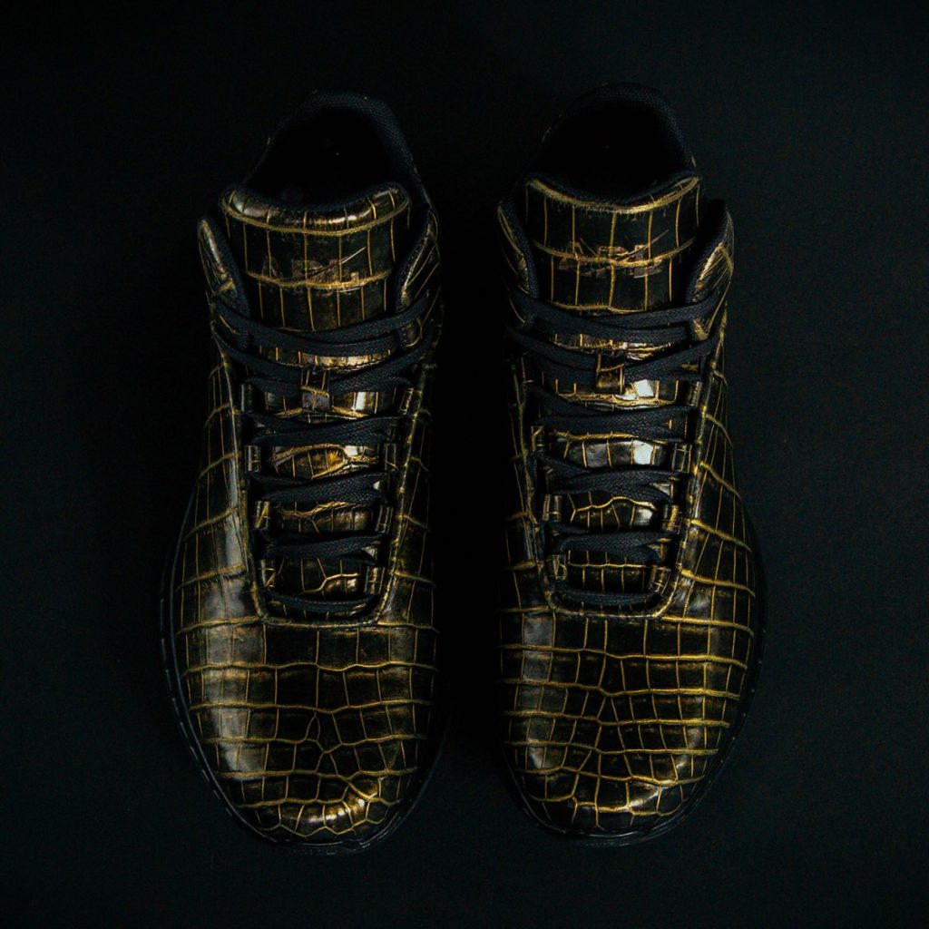 zapatillas-apl-de-piel-de-cocodrilo-y-banadas-en-oro-2