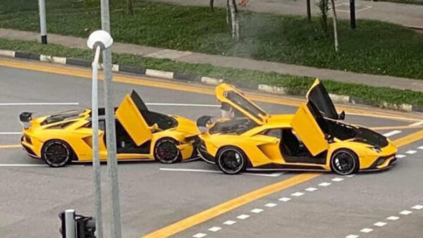 Un Lamborghini Aventador amarillo se estrella contra? otro Lamborghini Aventador amarillo