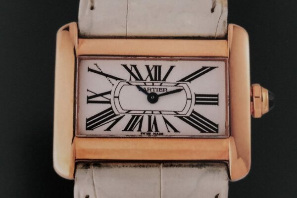 Reloj Cartier Tank vintage en oro, ejemplo de las siluetas icónicas de la maison parisina