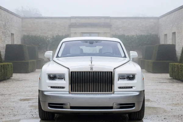 Rolls-Royce Phantom blanco de frente en un patio de piedra caliza bajo luz nublada